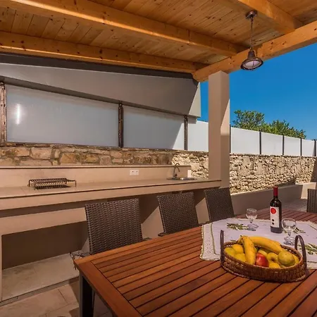 Casa Olivia * Kastelir